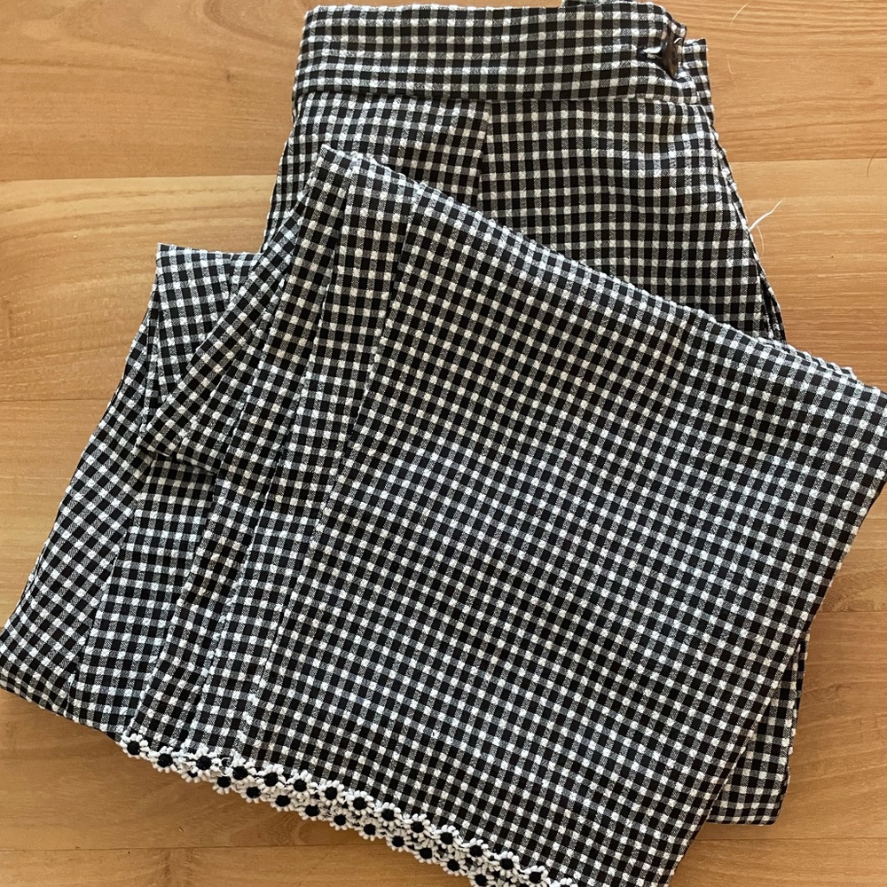 Gingham pants with daisy details